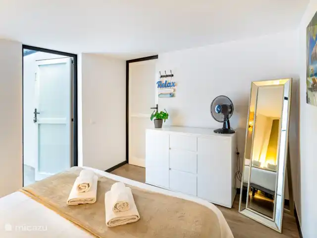 villa huren in Spanje, Gran Canaria, Puerto Rico – Moderne villa met zwembad Staande spiegel en ventilator aanwezig op de kamer.