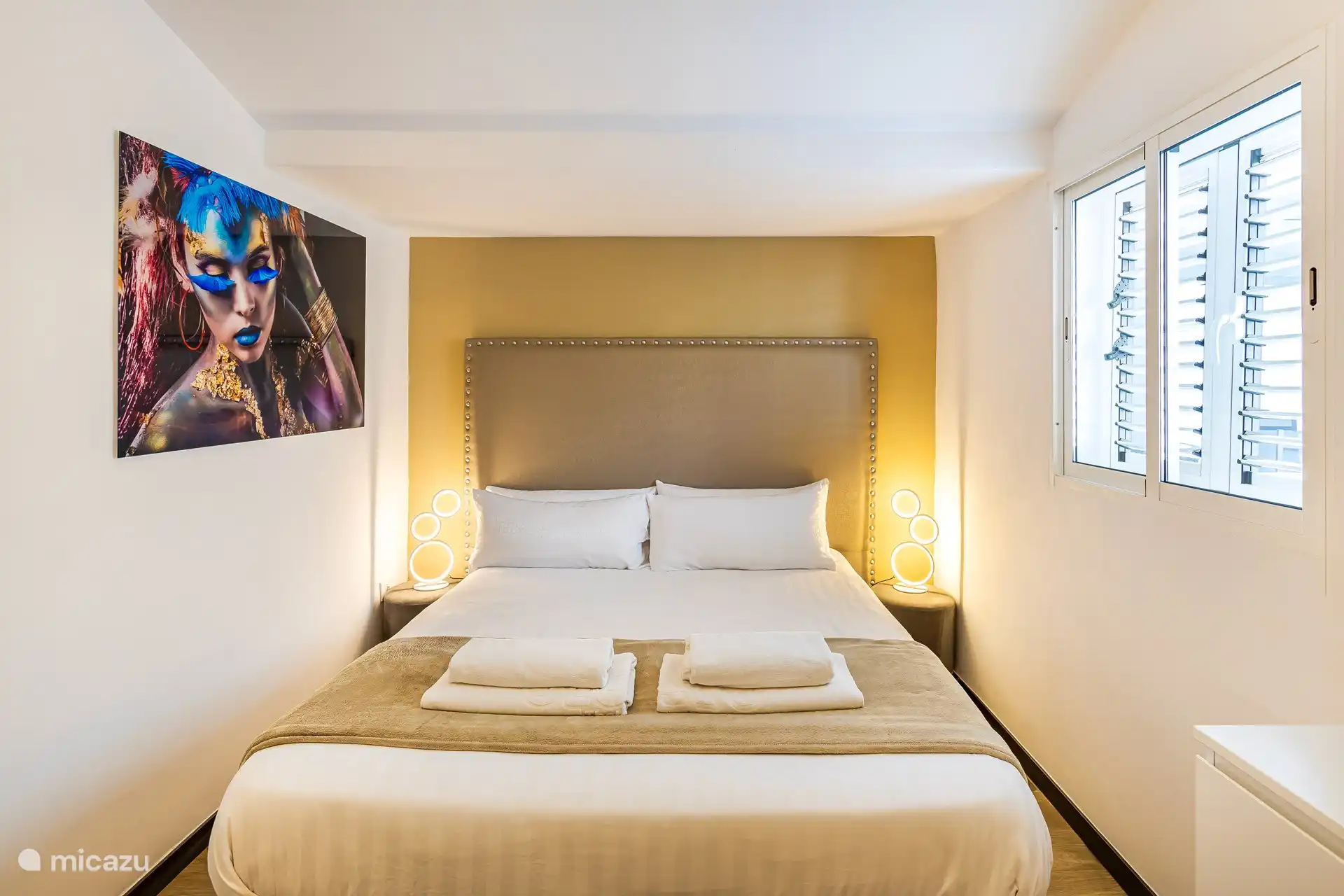 La maison est nettoyée par des professionnels et le linge de lit et les serviettes sont lavés par une laverie.