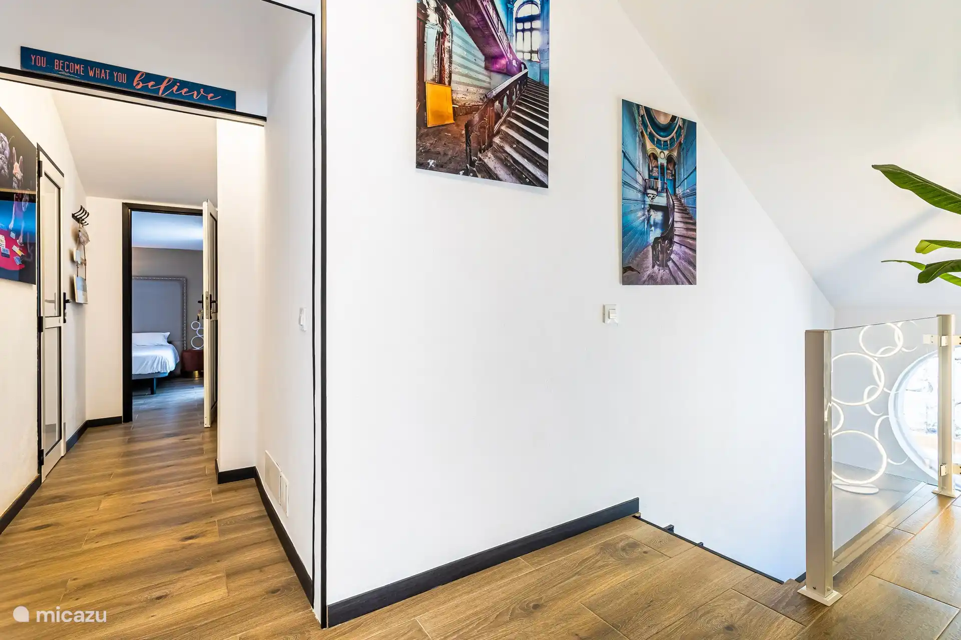 Attention aux jeunes enfants devant les escaliers.