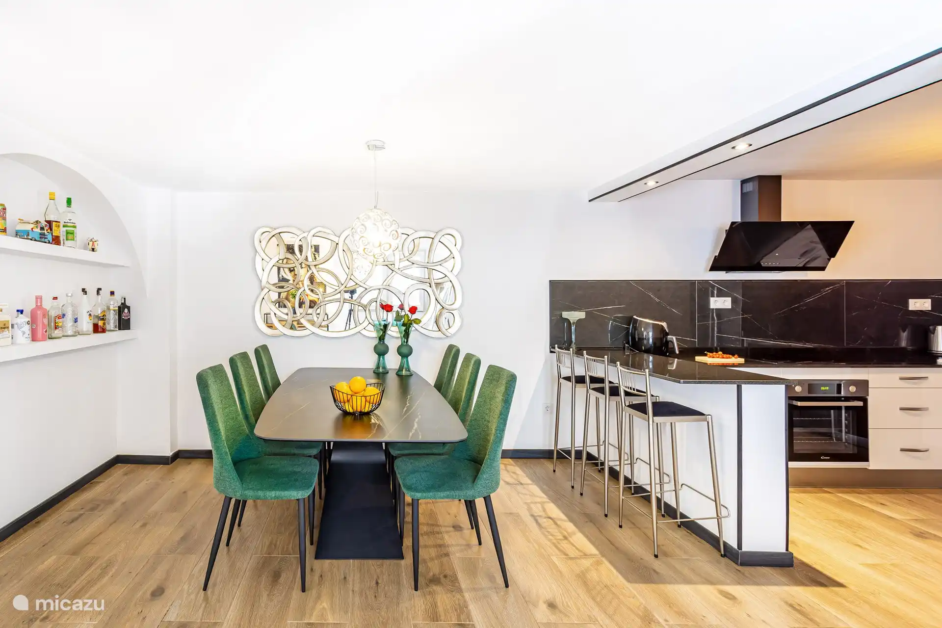 Cuisine spacieuse, entièrement équipée pour une cuisine intensive.