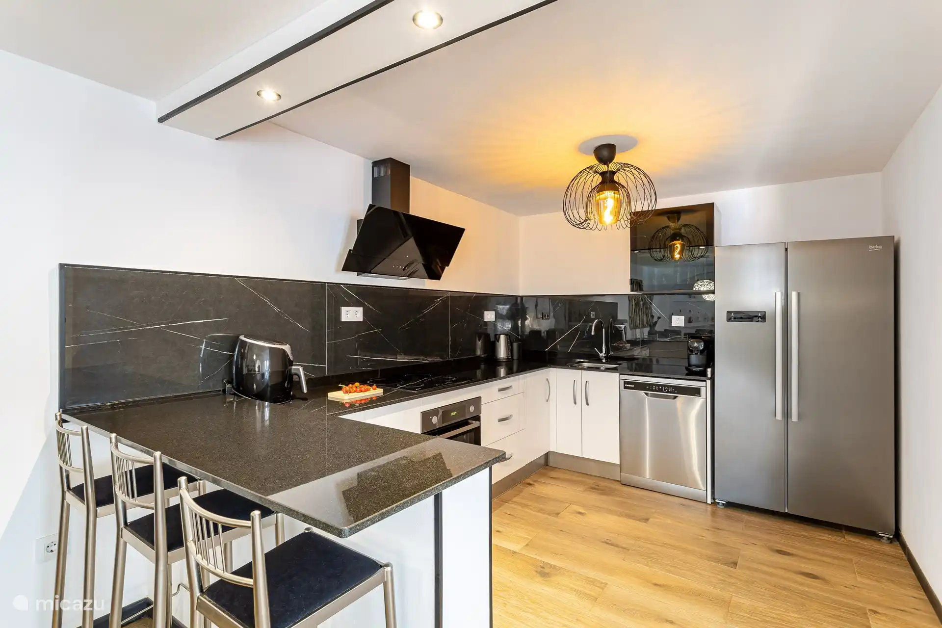 Cuisine spacieuse, entièrement équipée pour une cuisine intensive.