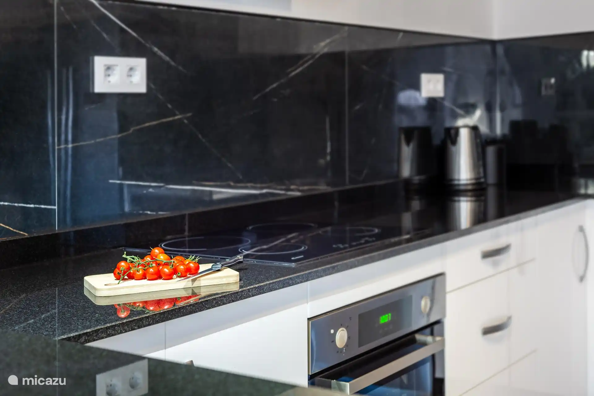 Cuisine spacieuse, entièrement équipée pour une cuisine intensive.