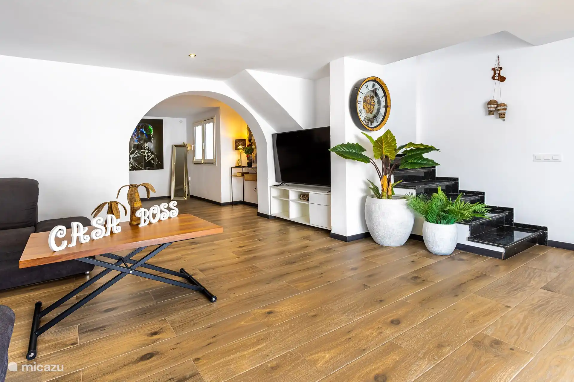 Salon avec TV et canapé