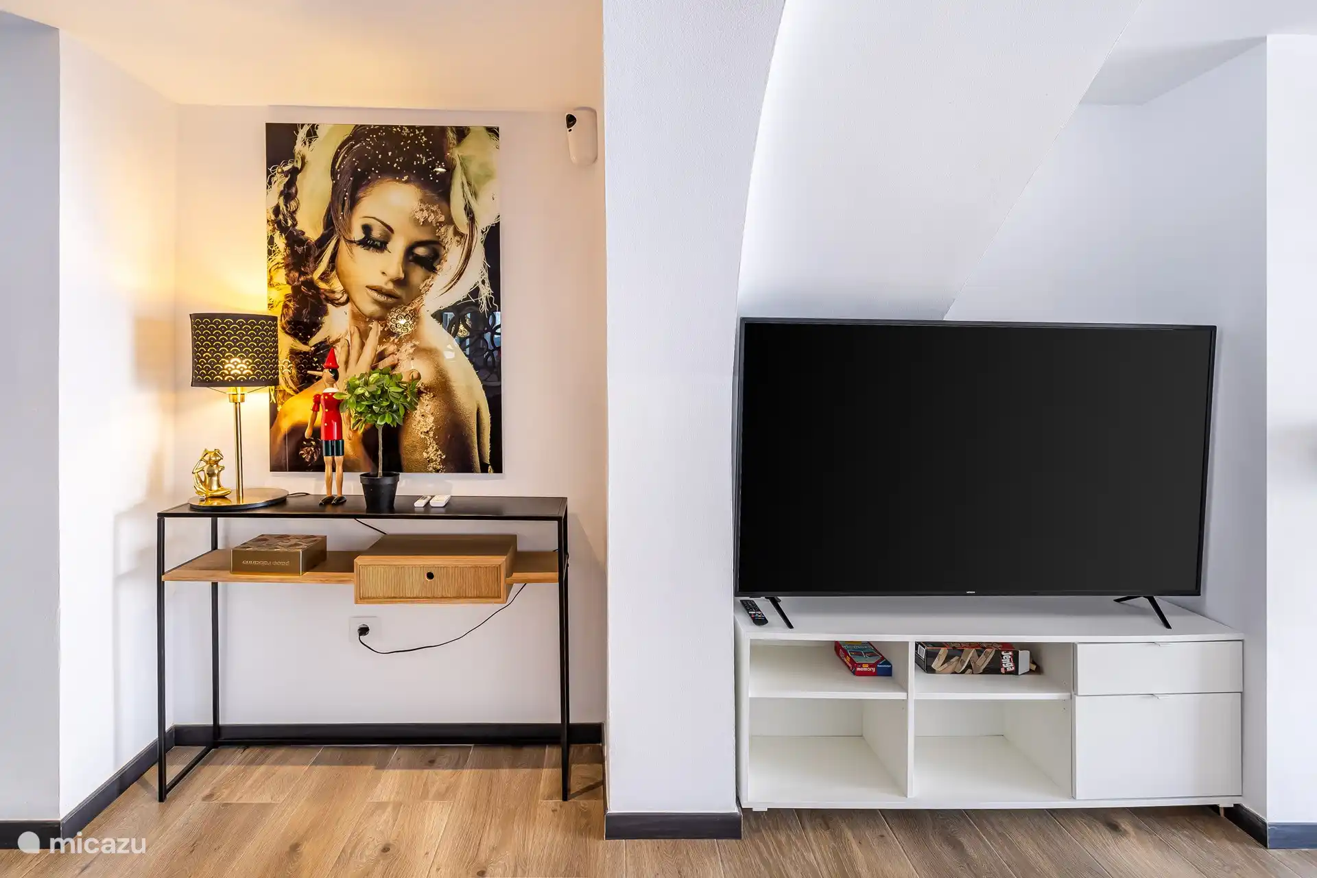 Salon avec TV et canapé