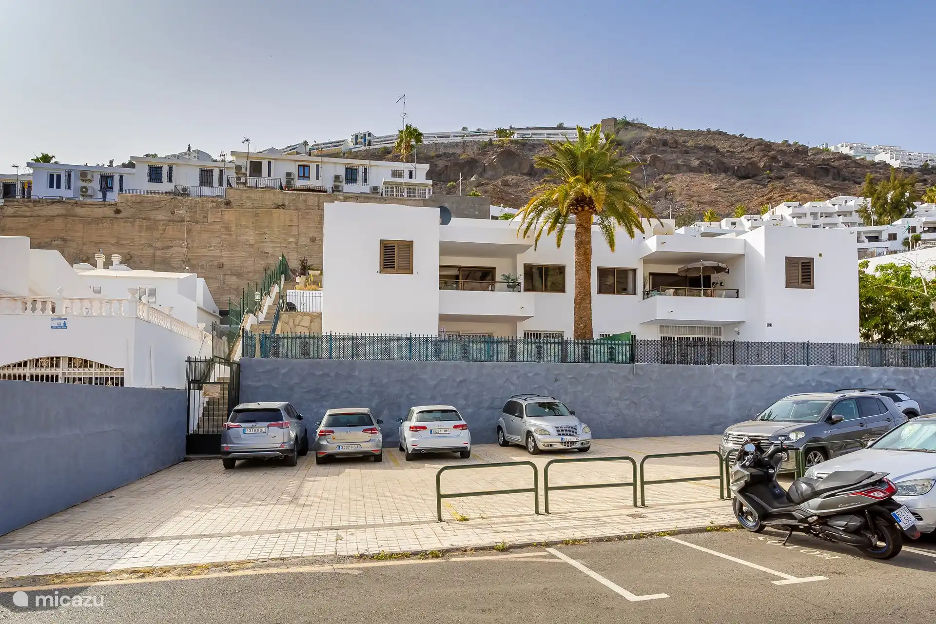 Un parking est disponible devant la porte et est gratuit