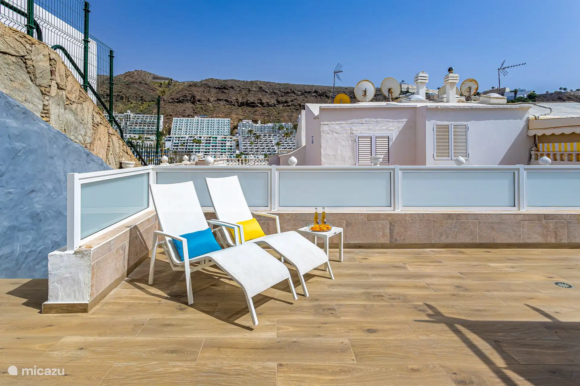 Il y a des chaises longues pour les baigneurs