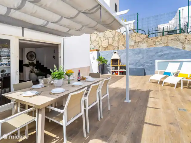 villa huren in Spanje, Gran Canaria, Puerto Rico – Moderne villa met zwembad Ook buiten kan gegeten worden.