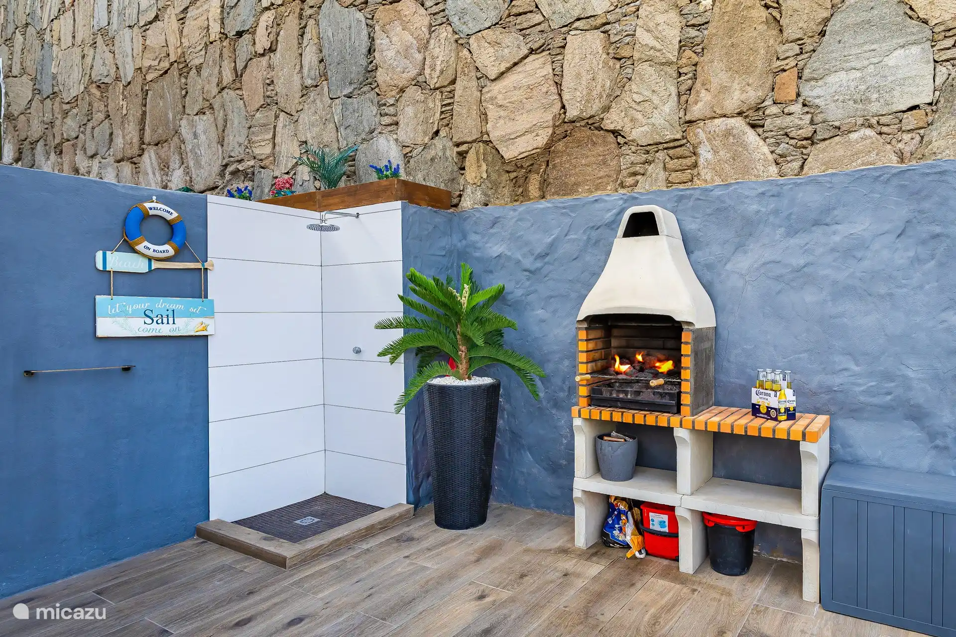 Ce coin extérieur confortable dispose d’un barbecue et d’une douche extérieure.