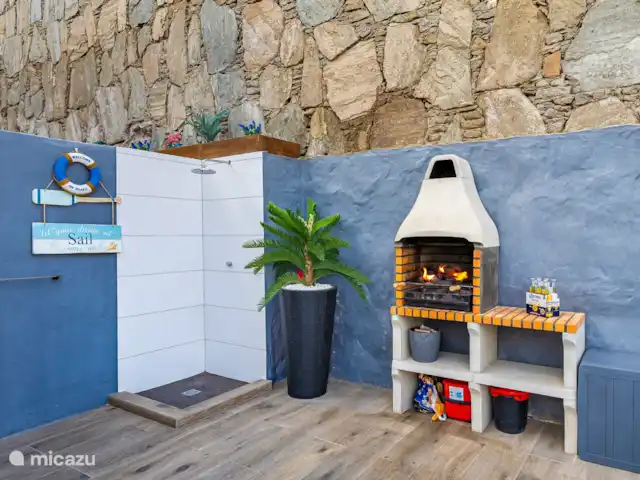 villa huren in Spanje, Gran Canaria, Puerto Rico – Moderne villa met zwembad Deze gezellige buitenhoek heeft een BBQ en een buitendouche.