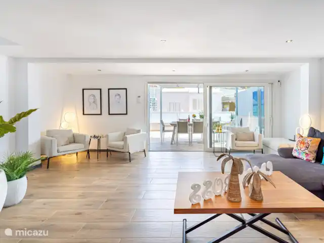 villa huren in Spanje, Gran Canaria, Puerto Rico – Moderne villa met zwembad Ruime woonkamer met aangrenzend terras