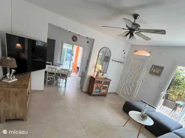 CasaSaintAygulf en Francia, Costa Azul, San Aygulfo - casa vacacional Sala de estar con vista a la cocina