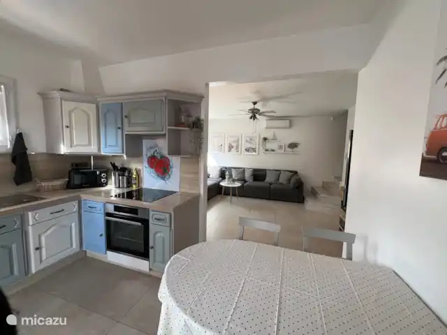 CasaSaintAygulf en Francia, Costa Azul, San Aygulfo - casa vacacional Cocina con vista a la sala de estar
