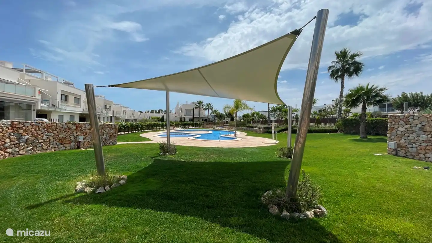 Gemeinschaftsgarten mit Swimmingpool