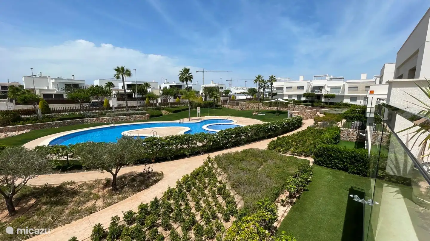 Gemeinschaftsgarten mit Swimmingpool