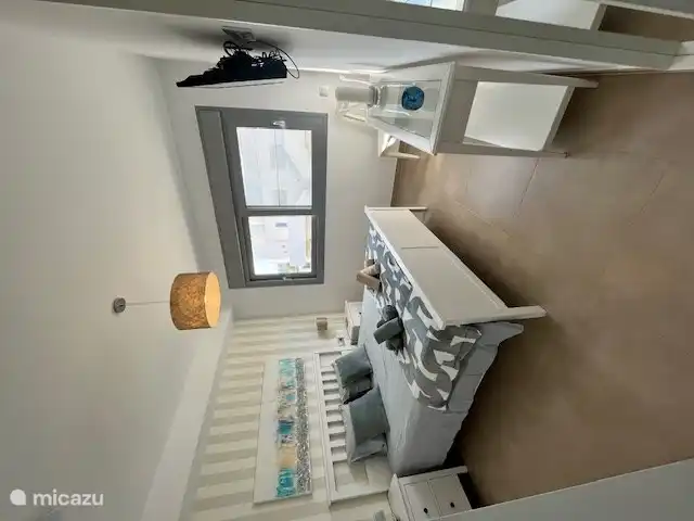 Schlafzimmer mit Doppelbett, Einbauschrank und TV mit Chromecast