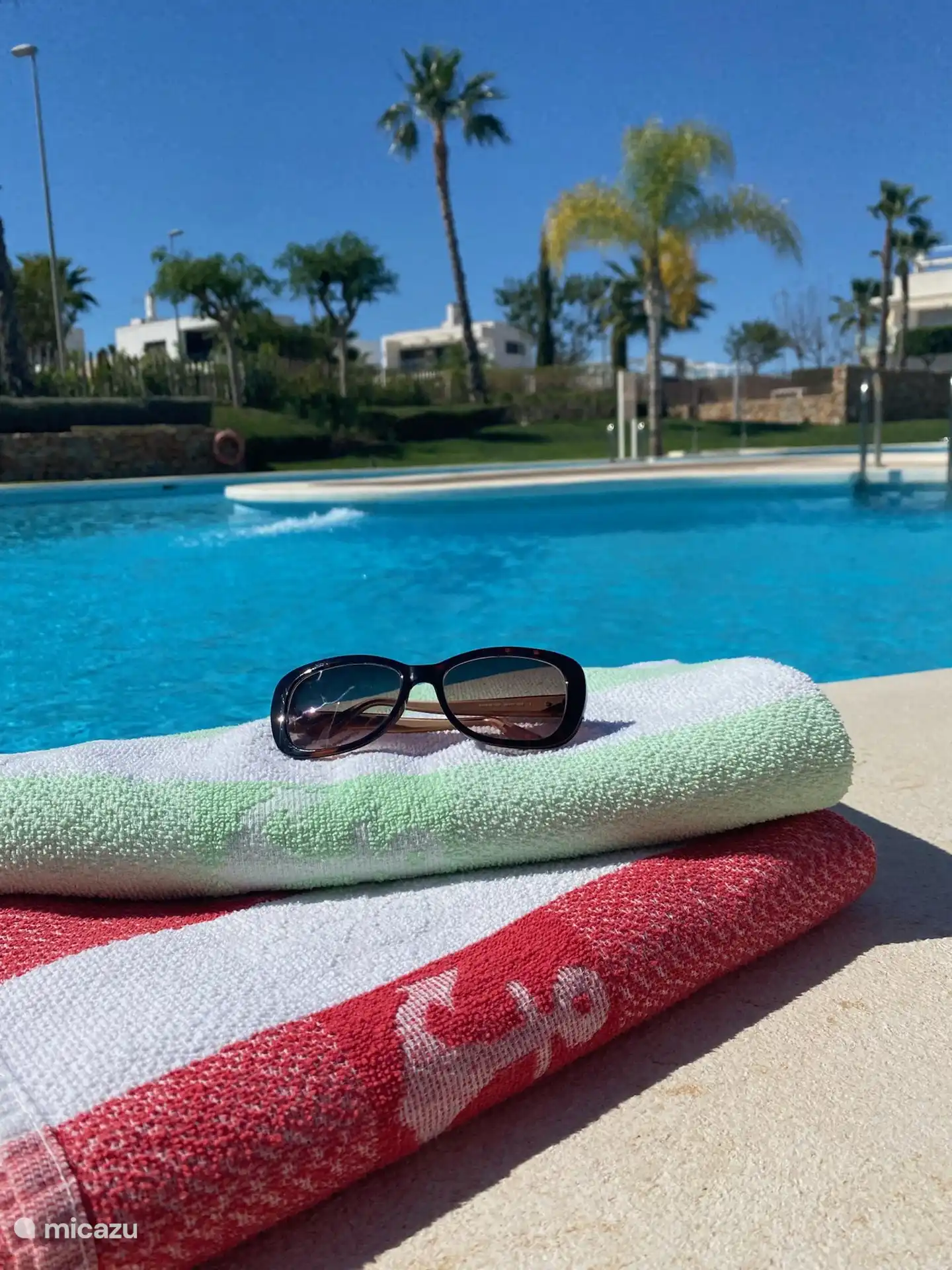 Gemeinschaftsgarten mit Swimmingpool