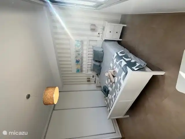 Schlafzimmer mit Doppelbett, Einbauschrank und TV mit Chromecast