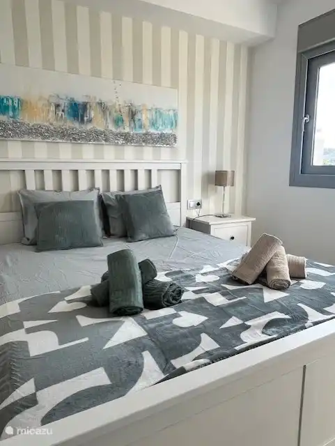 Schlafzimmer mit Doppelbett, Einbauschrank und TV mit Chromecast