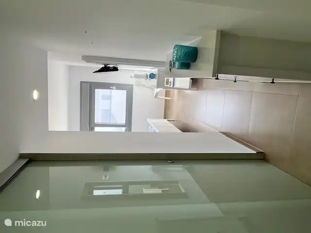 Schlafzimmer mit Doppelbett, Einbauschrank und TV mit Chromecast