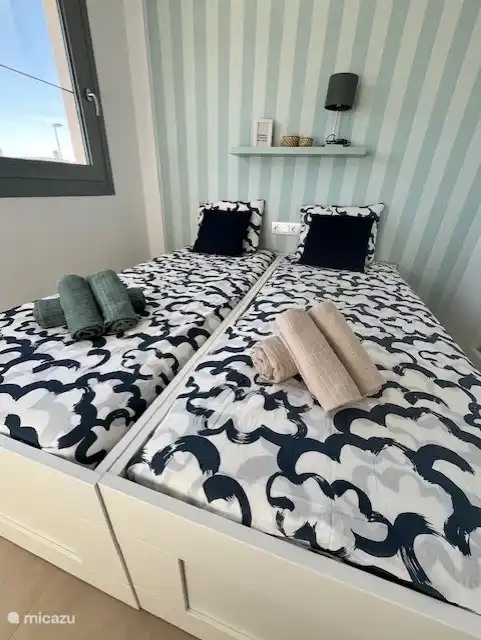 Schlafzimmer mit 2 Einzelbetten und Einbauschrank