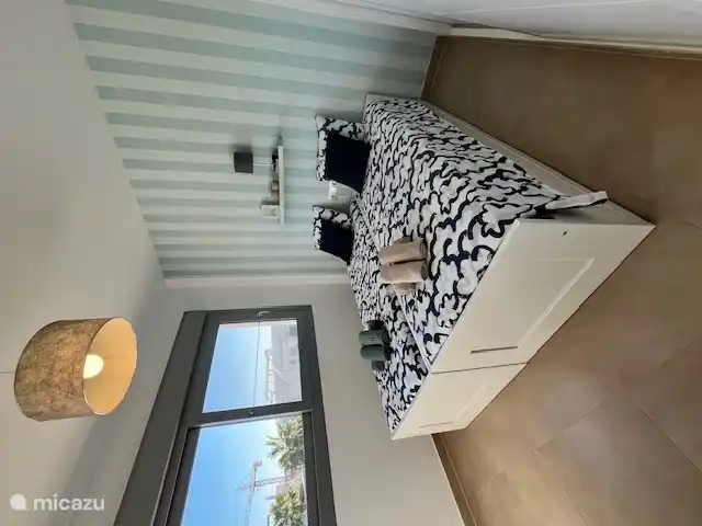 Schlafzimmer mit 2 Einzelbetten und Einbauschrank