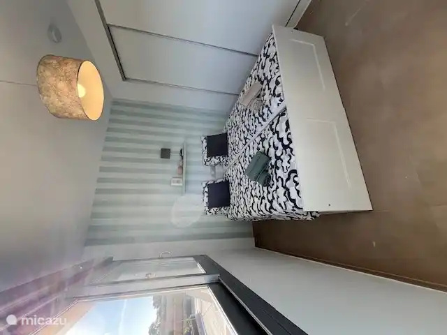 Schlafzimmer mit 2 Einzelbetten und Einbauschrank