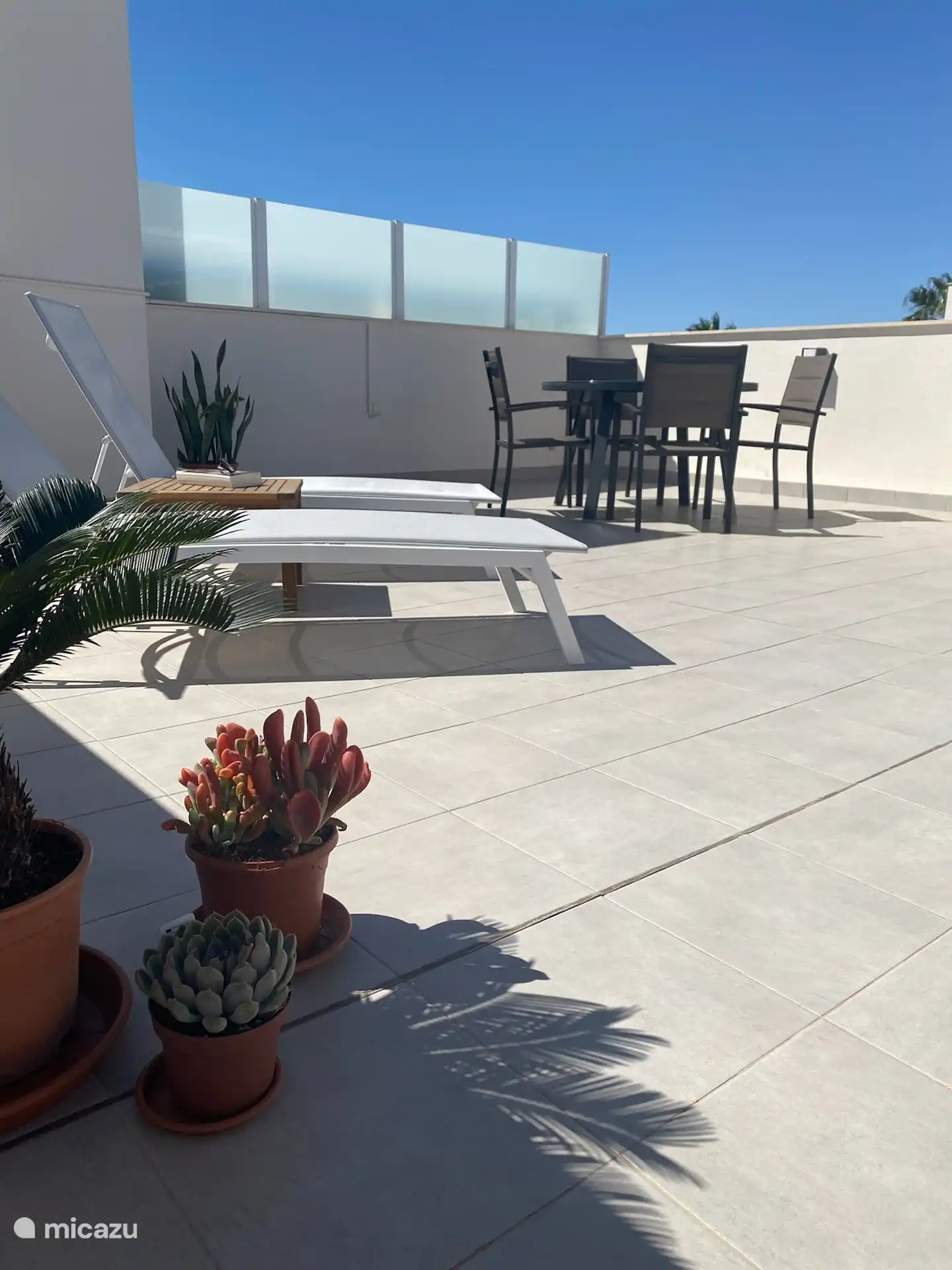 Ger&#228;umige Dachterrasse mit Lounge, Esstisch, 4 Sonnenliegen und Pergola