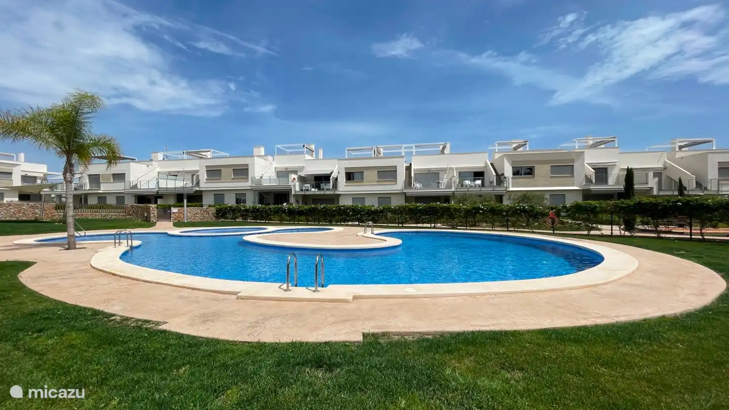 Gemeinschaftsgarten mit Swimmingpool