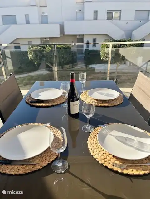 Mittagessen auf der Terrasse neben dem Speisesaal