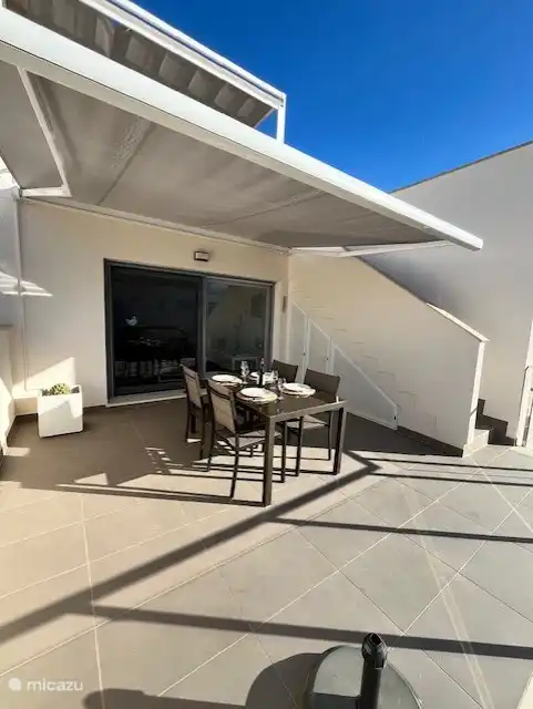 Mittagessen auf der Terrasse unter der elektrischen Markise