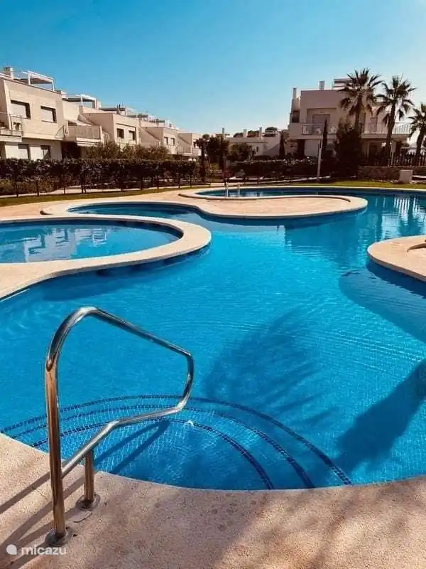 Gemeinschaftsgarten mit Swimmingpool