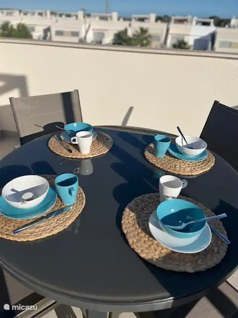 Fr&#252;hst&#252;cken Sie auf der Dachterrasse in der Sonne