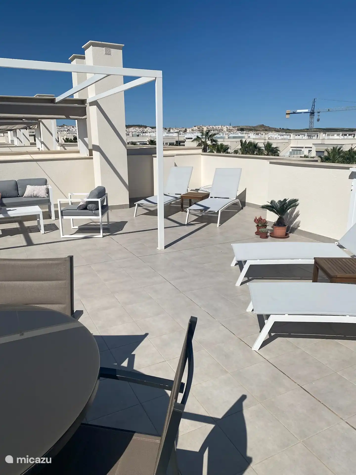 Ger&#228;umige Dachterrasse mit Lounge, Esstisch, 4 Sonnenliegen und Pergola