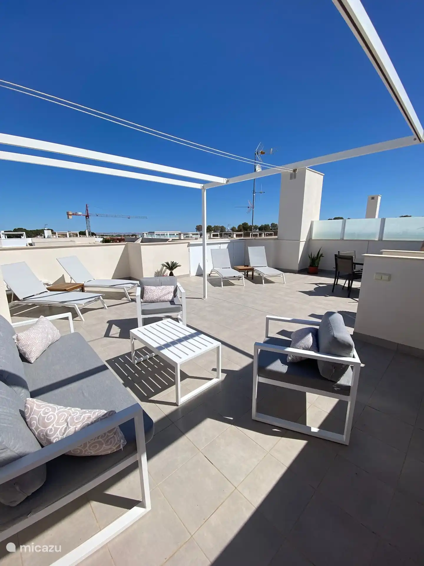 Ger&#228;umige Dachterrasse mit Lounge, Esstisch, 4 Sonnenliegen und Pergola