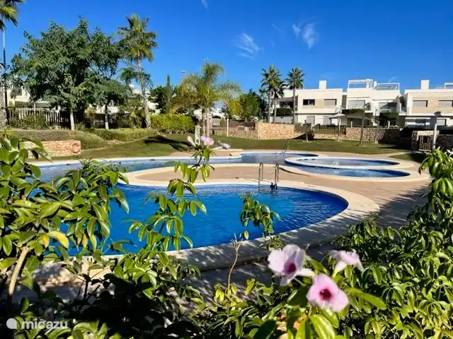 Gemeinschaftsgarten mit Swimmingpool