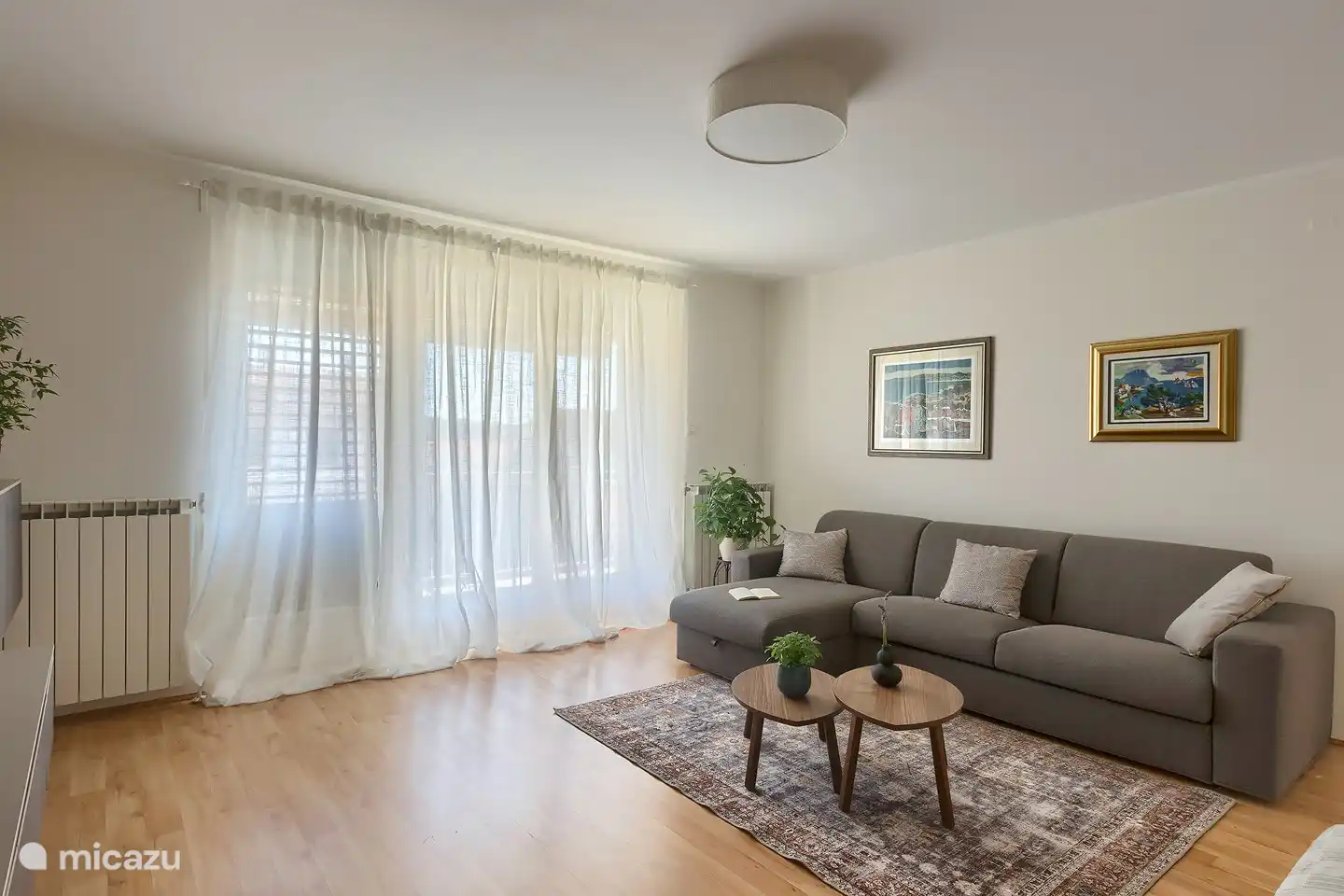 Saliendo de la habitación primer piso