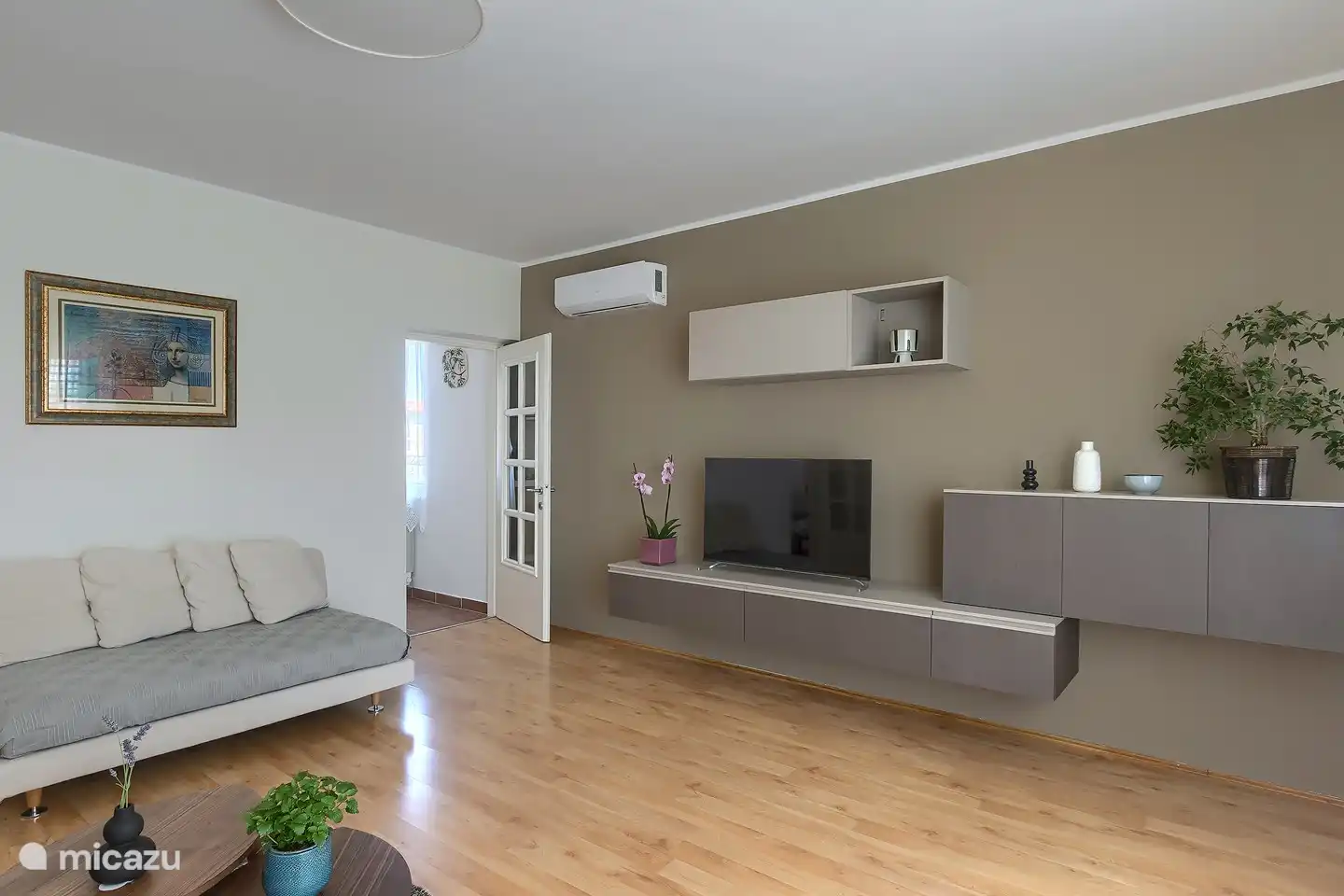 Saliendo de la habitación primer piso