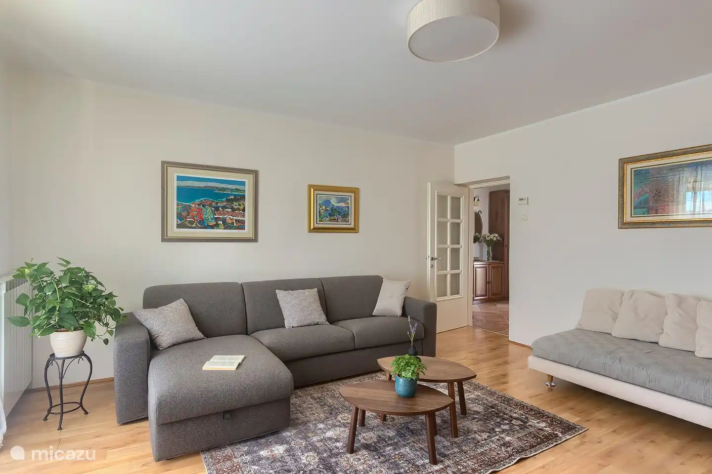 Saliendo de la habitación primer piso