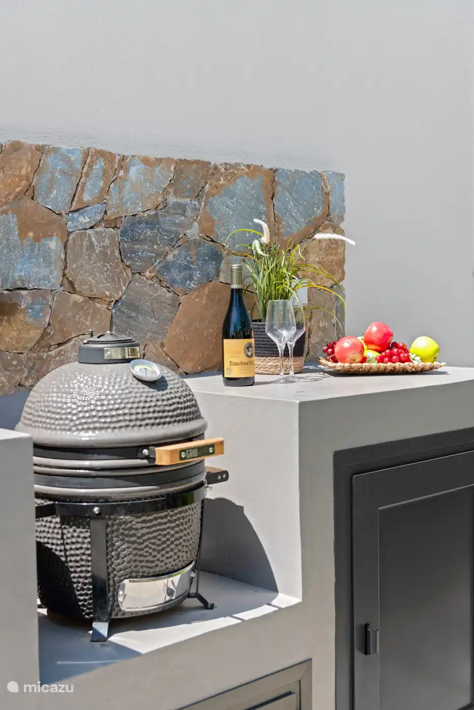 Außenküche mit Kamado-Grill