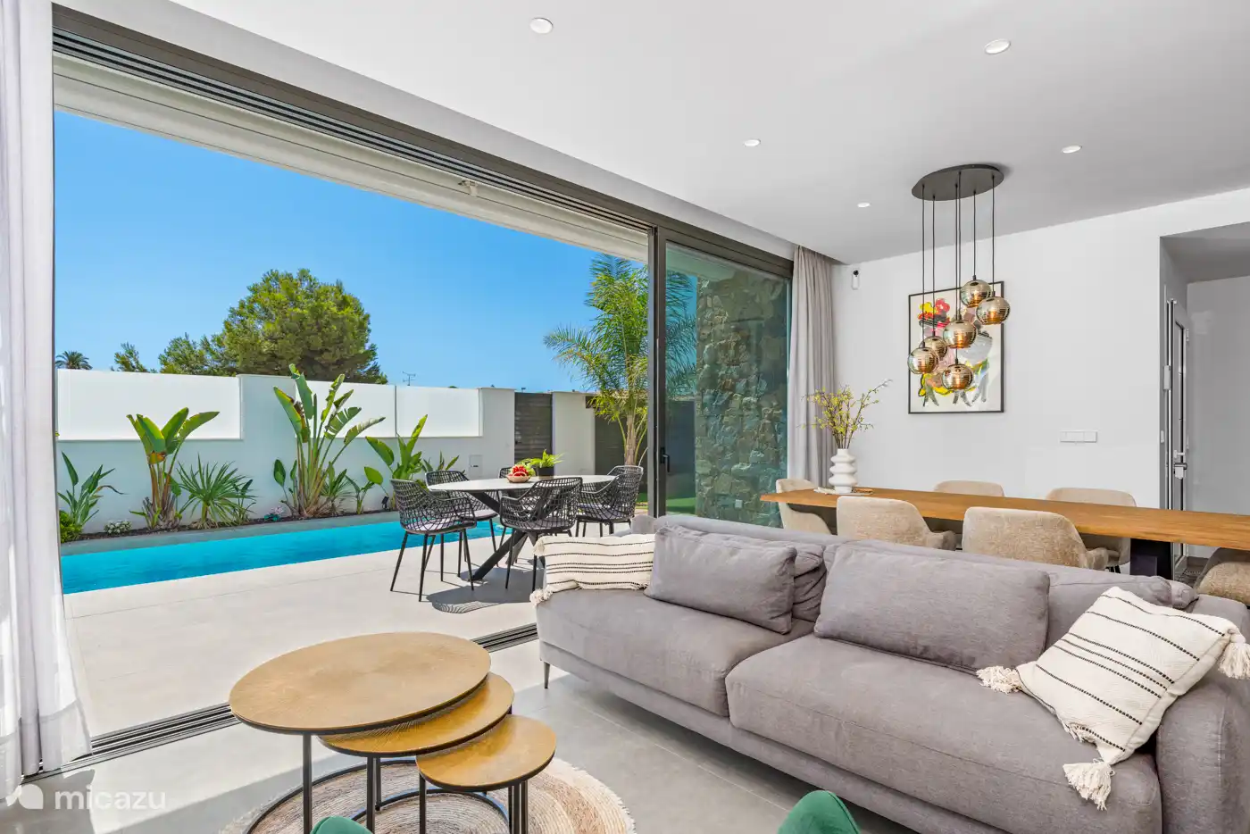 Geräumiges Wohnzimmer mit Blick auf den Pool