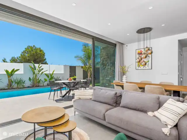 Location de Vacances Espagne, Murcia, Santiago de la Ribera, villa - Villa Costa Calida Salon spacieux avec vue sur la piscine