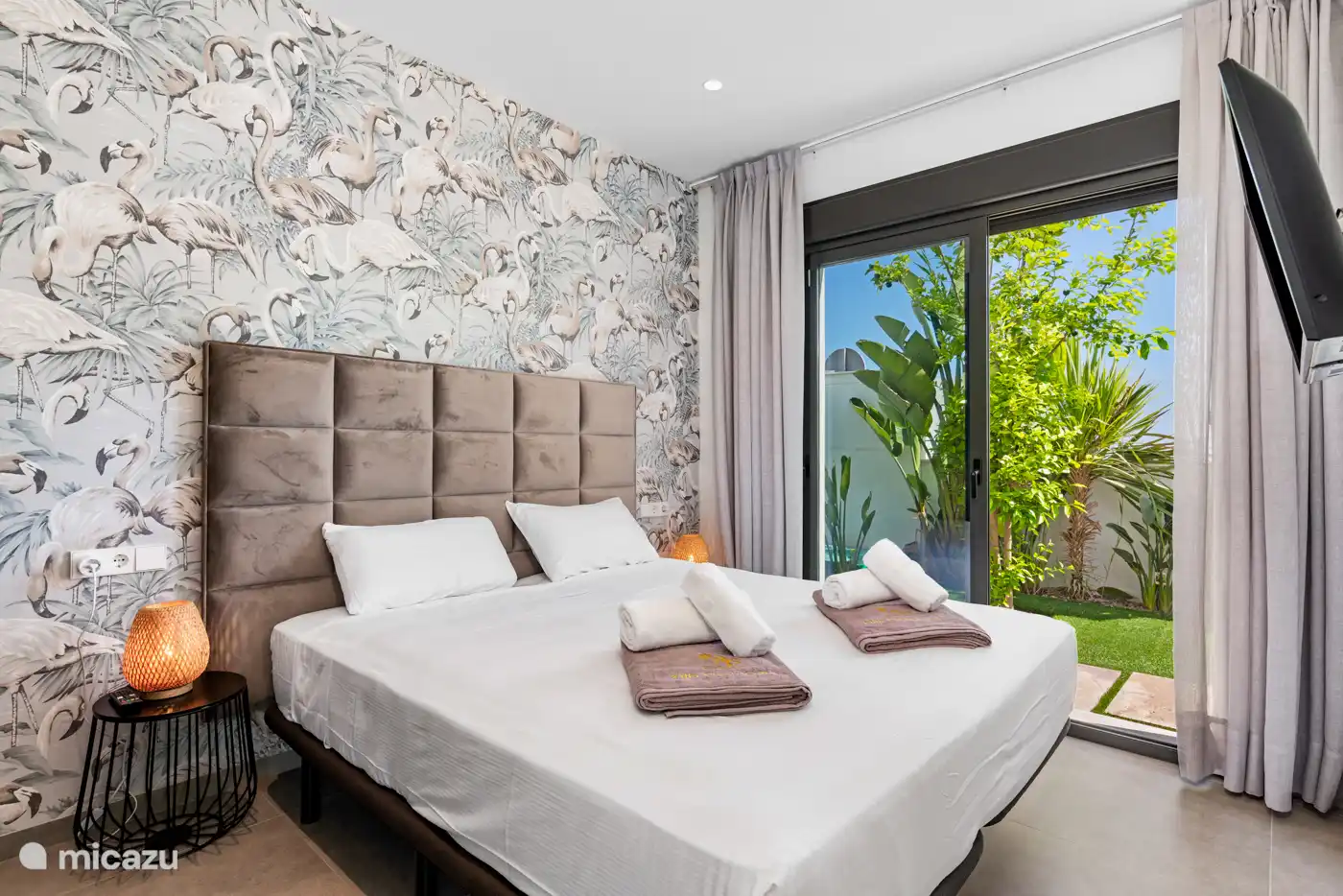 Schlafzimmer 3 mit 2 Einzelbetten, Klimaanlage, TV und Gartenblick