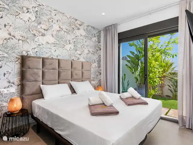 Location de Vacances Espagne, Murcia, Santiago de la Ribera, villa - Villa Costa Calida Chambre 3 avec 2 lits simples, climatisation, TV et vue sur le jardin