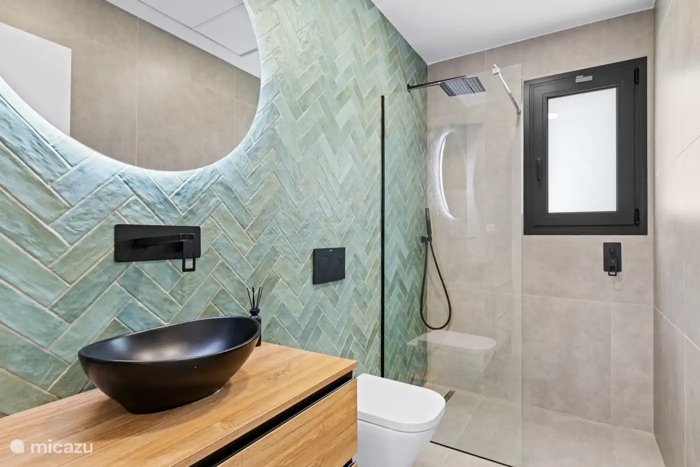 Badezimmer mit WC und Dusche