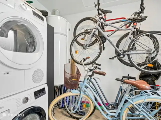 Location de Vacances Espagne, Murcia, Santiago de la Ribera, villa - Villa Costa Calida Local de rangement avec machine à laver et sèche-linge et 4 vélos.