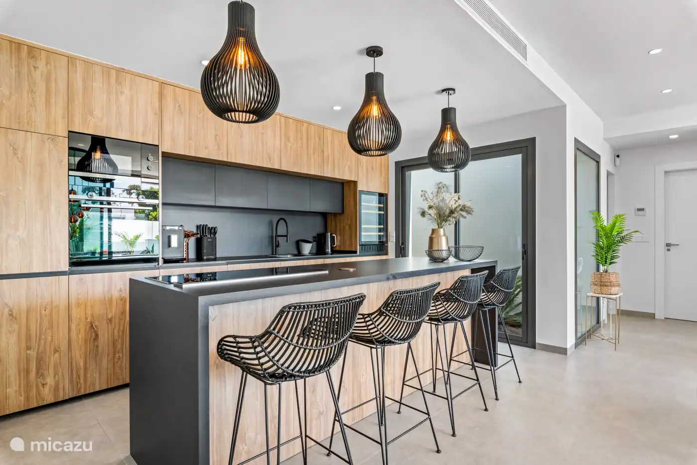 Offene Küche mit Weinkühler, 2 Gefrierfächern, Kaffeemaschine, Backofen, Mikrowelle und vielem mehr. 