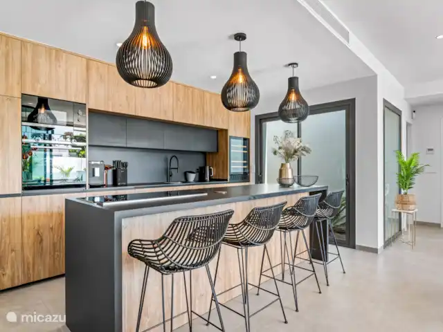Location de Vacances Espagne, Murcia, Santiago de la Ribera, villa - Villa Costa Calida Cuisine ouverte avec refroidisseur à vin, 2 congélateurs, machine à café, four, micro-ondes et bien plus encore.