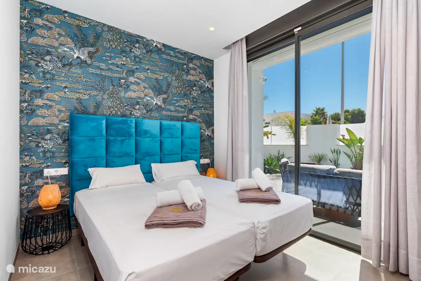 Schlafzimmer 2 mit 2 Einzelbetten, Klimaanlage und Poolblick