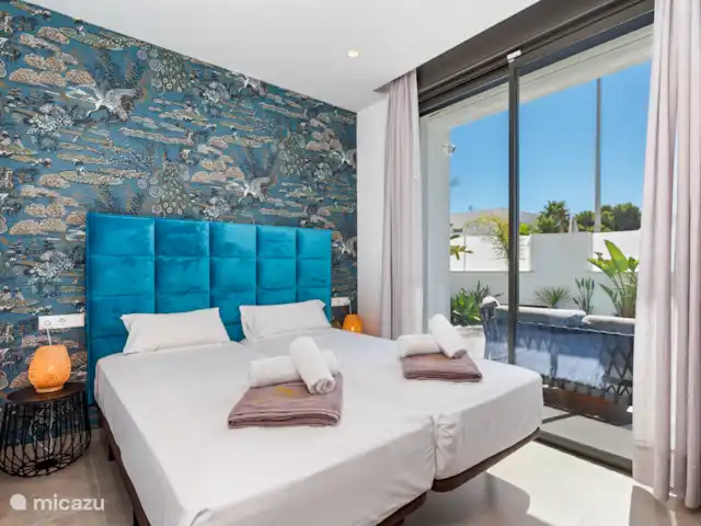 Location de Vacances Espagne, Murcia, Santiago de la Ribera, villa - Villa Costa Calida Chambre 2 avec 2 lits simples, climatisation et vue sur la piscine