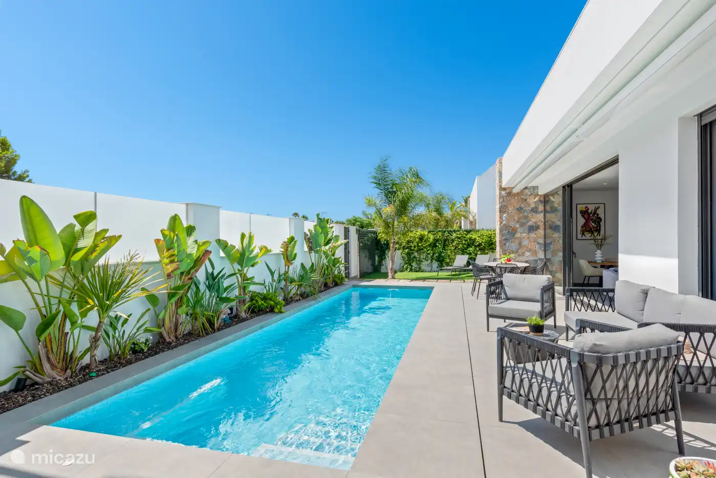 Sonnige Terrasse mit Markisen über die gesamte Breite